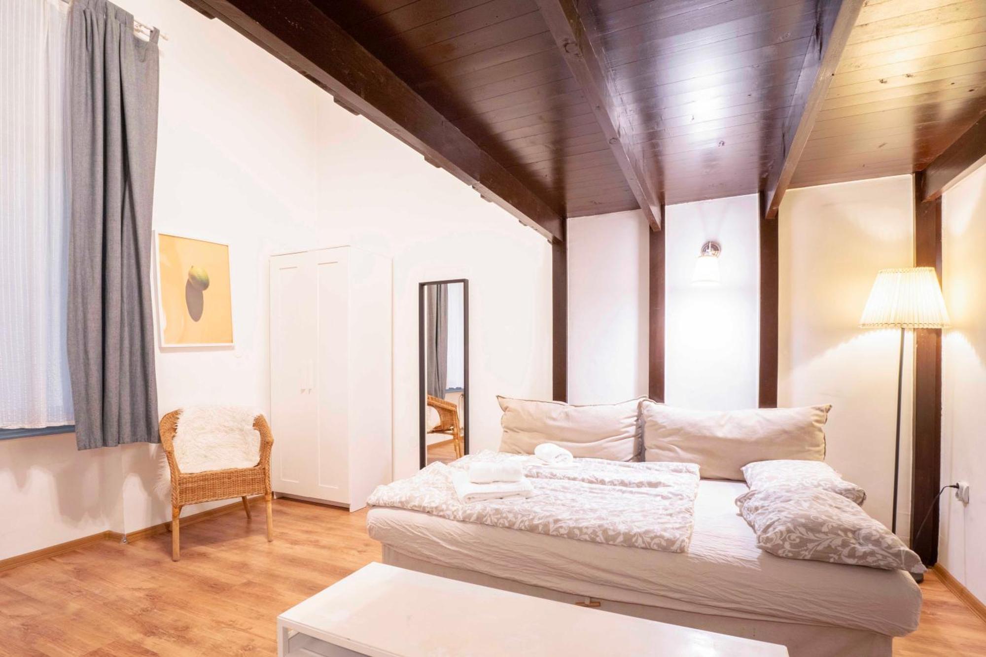 Quiet Cozy In Party Street E1 Apartament